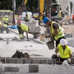 Trabajadores realizando obras en las Ramblas de Barcelona