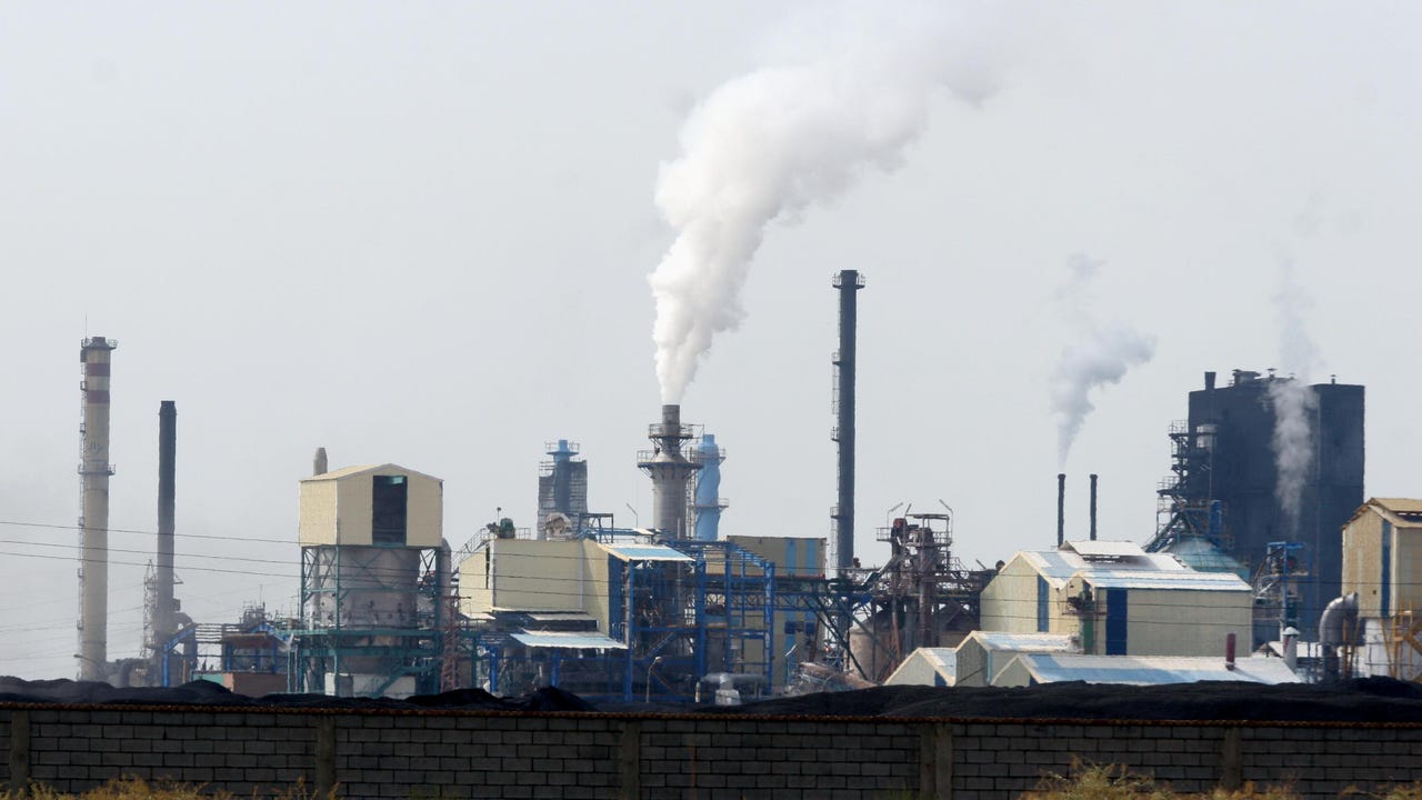 Niño Becerra (74), economista: "Nuestro modelo de crecimiento es contaminante"