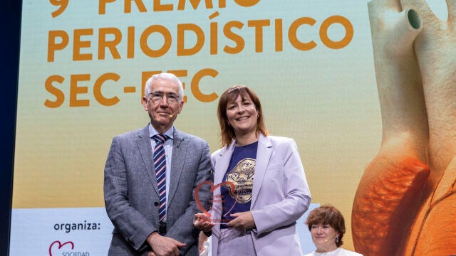 Luis Rodríguez Padial, presidente de la Sociedad Española de Cardiología, entregó el galardón a Raquel Bonilla