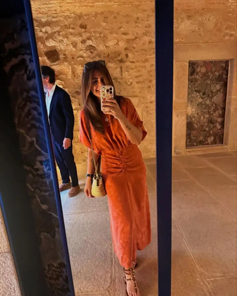 Nuria Roca con vestido de invitada perfecta.