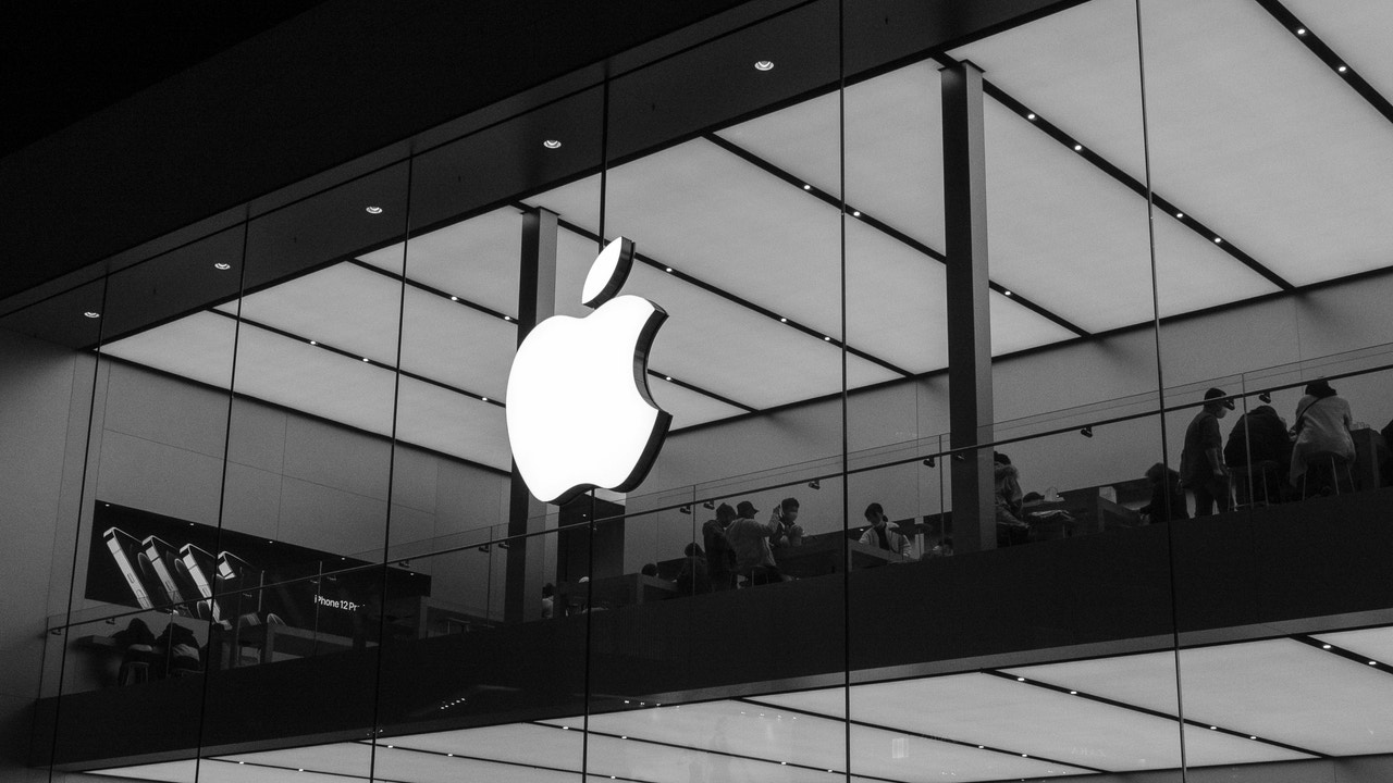 Apple se reestructura ante la salida de un alto ejecutivo y el lanzamiento de uno de sus servicios más ambiciosos