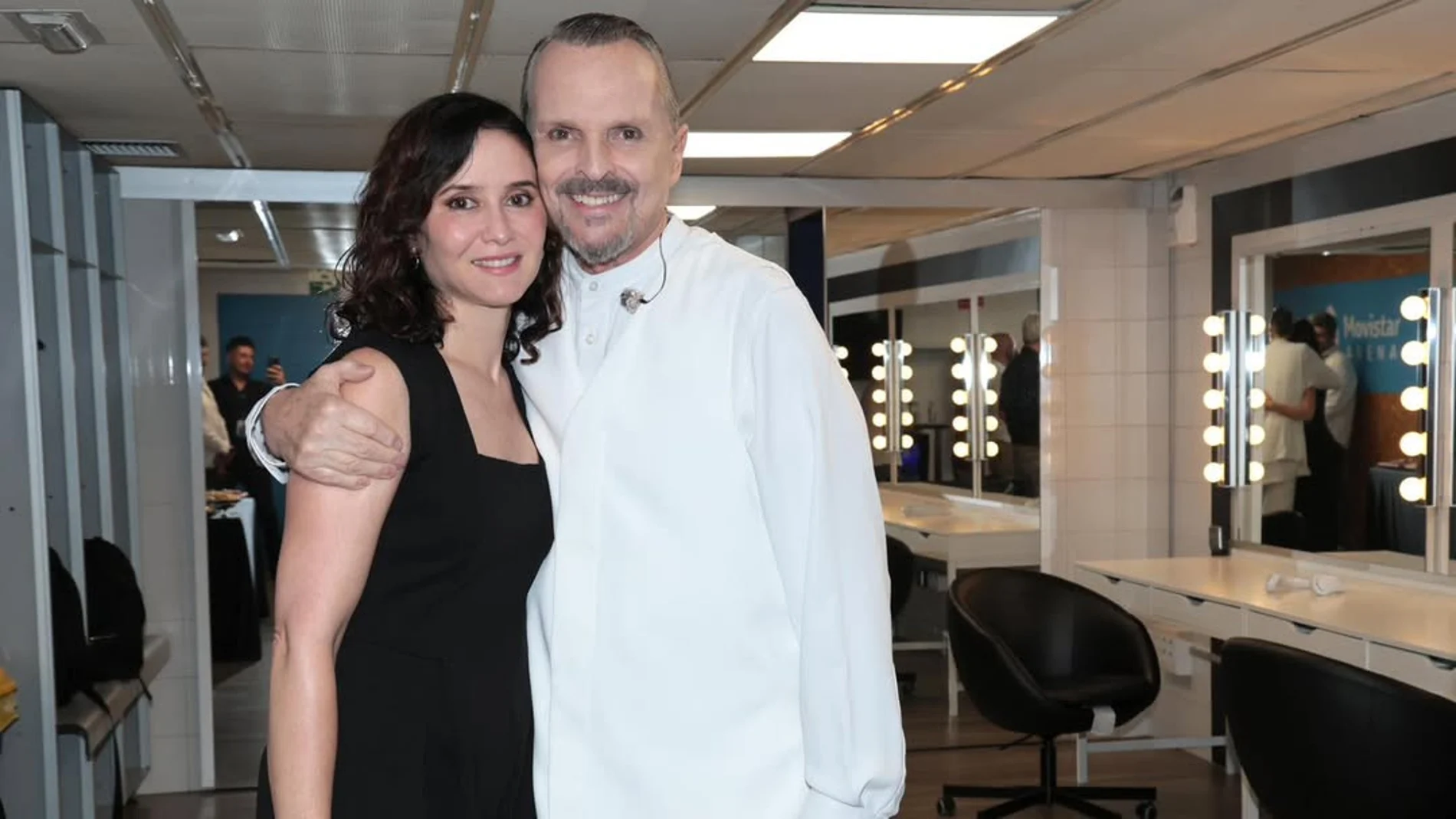 Ayuso junto a Miguel Bosé.