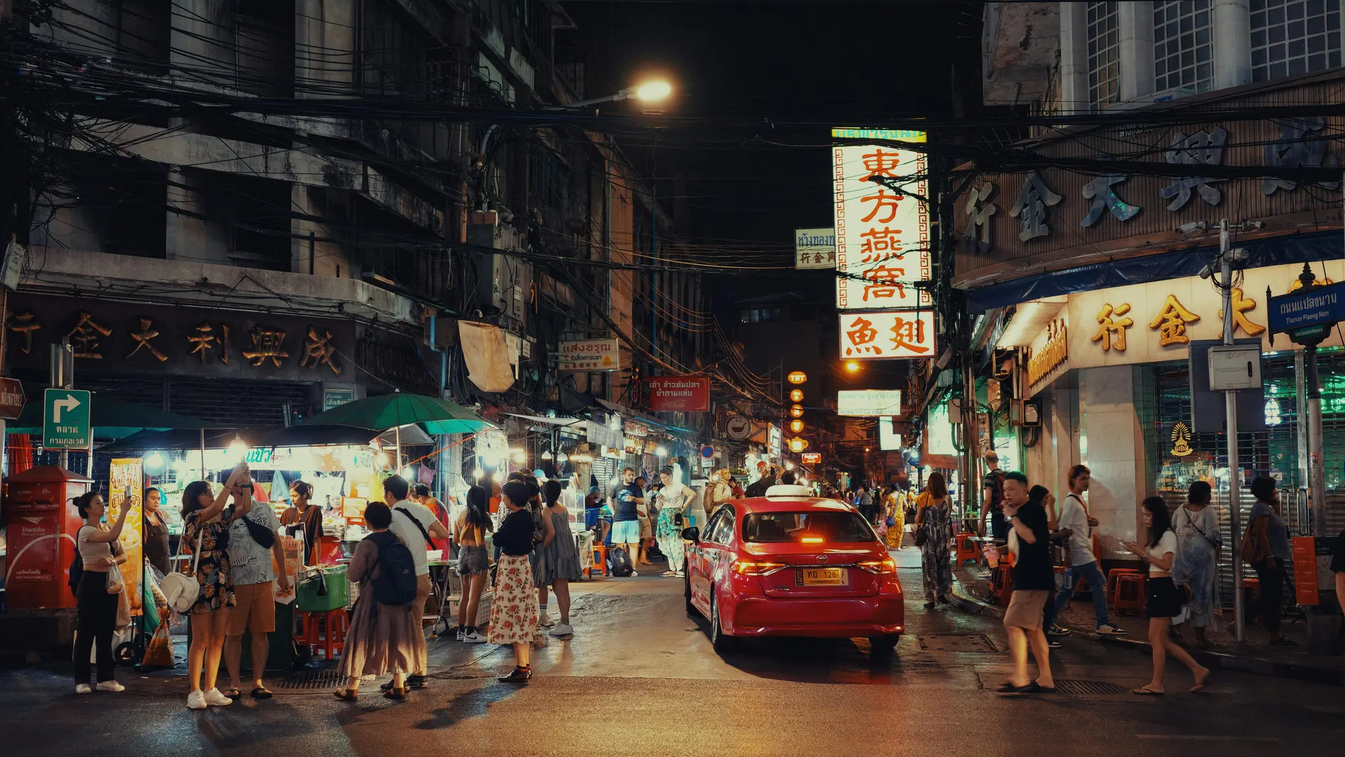 Ambiente nocturno en una calle de Bangkok, en Tailandia