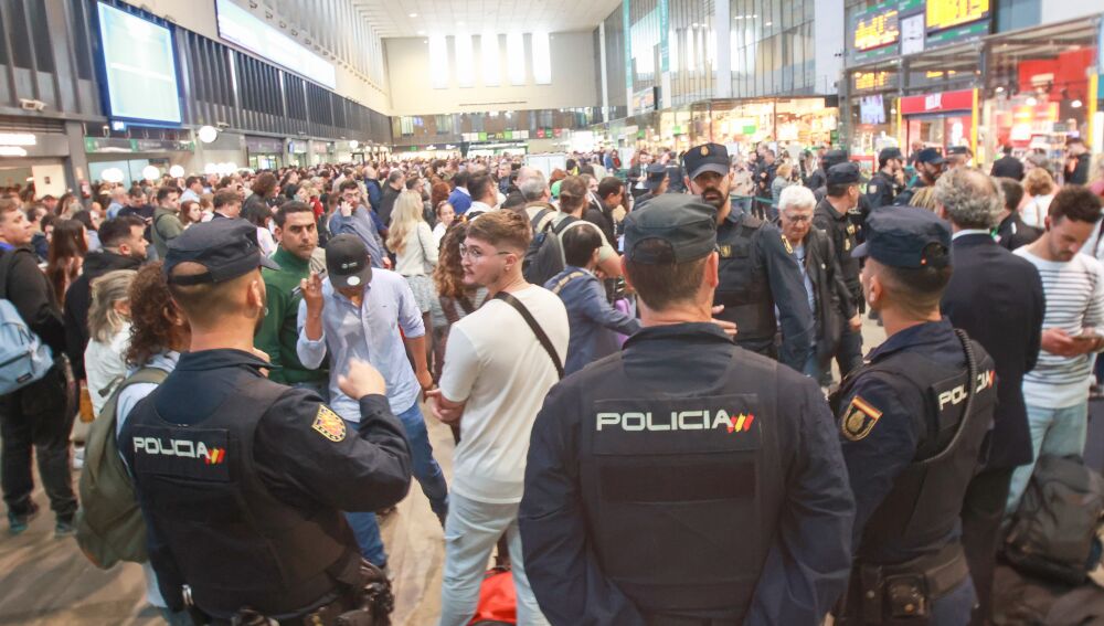 Nueva jornada de caos ferroviario en la estación de tren de Santa Justa, en Sevilla