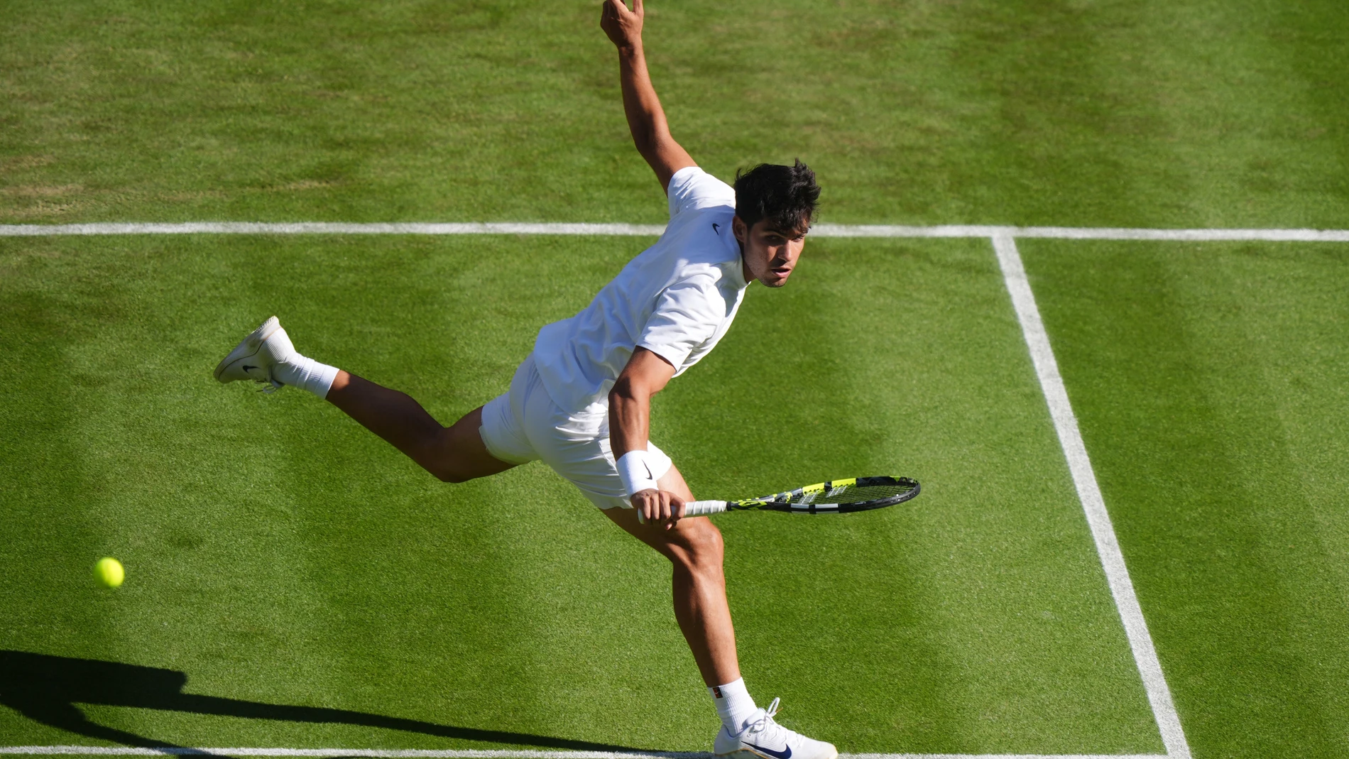 02 July 2025, United Kingdom, London: Spanish tennis player Carlos Alcaraz returns a backhand against UK's Oliver Tarvet during their Men's Singles second round tennis match on day three of the 2025 Wimbledon Championships at the All England Lawn Tennis and Croquet Club. Photo: Ben Whitley/PA Wire/dpa02/07/2025 ONLY FOR USE IN SPAIN