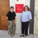 Las hermanas Miriam y Silvia Herrera junto a la entrada del restaurante Mélida Wines en el municipio vallisoletano de Mélida