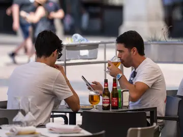 Turistas en el centro de Madrid. David Jar Turistas en el centro de Madrid un día de calor