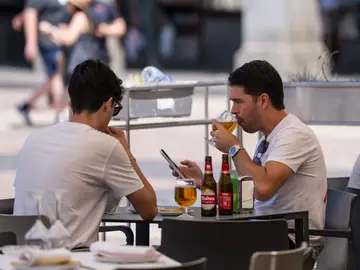 Turistas en el centro de Madrid un día de calor. David Jar Turistas en el centro de Madrid un día de calor