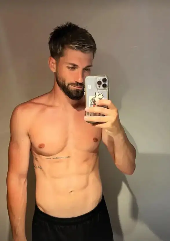 Alejandro Albalá presume de músculos