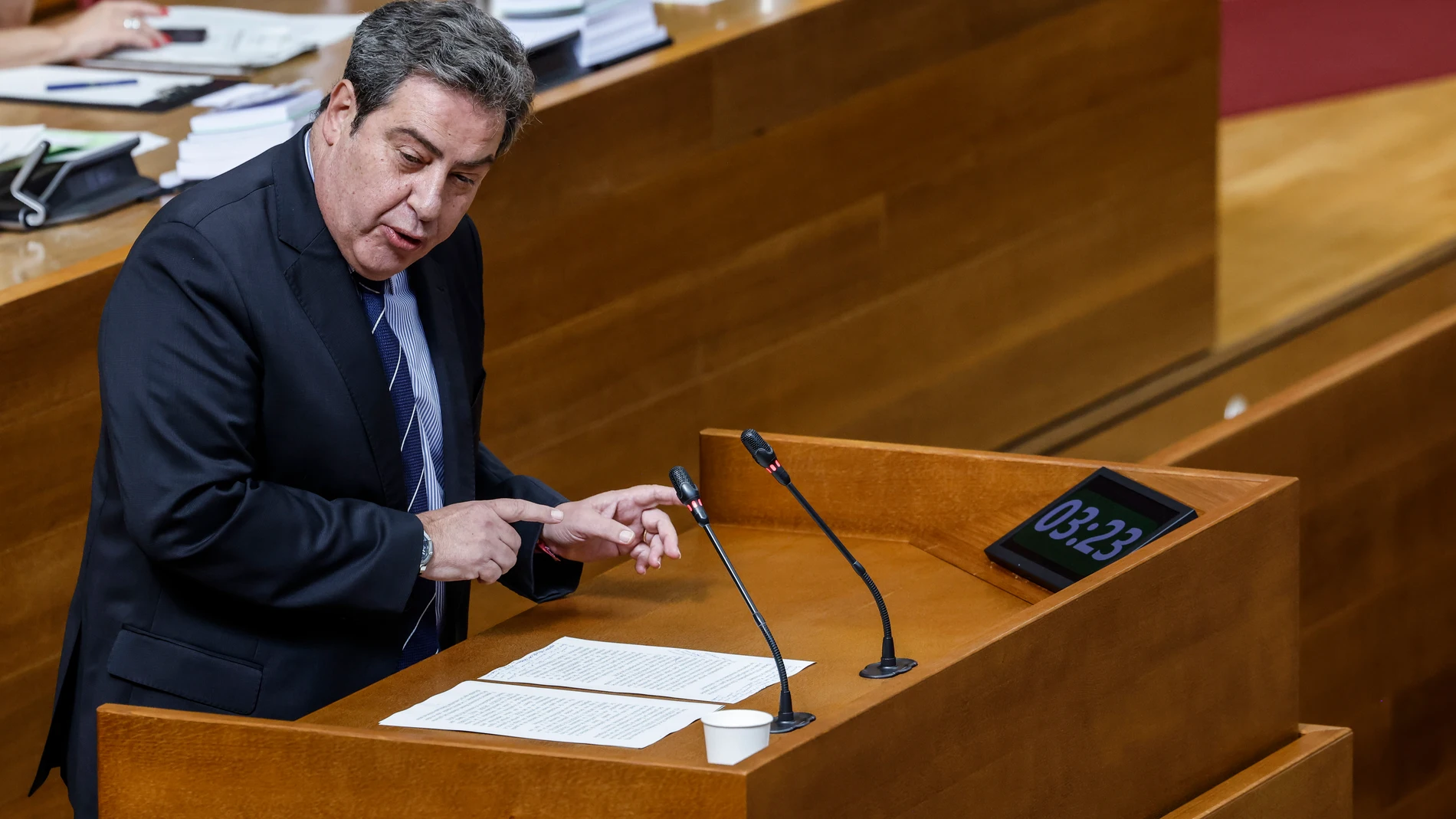 El síndic de VOX, José María Llanos, interviene durante una sesión de control en Les Corts Valencianes, a 3 de julio de 2025, en Valencia, Comunidad Valenciana (España). Esta última sesión de control, protagonizada por Mazón, se centra en la gestión de la dana que causó graves inundaciones y numerosas víctimas, con la oposición exigiendo explicaciones y dimisiones. Además, se convalidarán decretos para la reconstrucción de centros educativos, la regulación de locales de juego y la gratuidad d...
