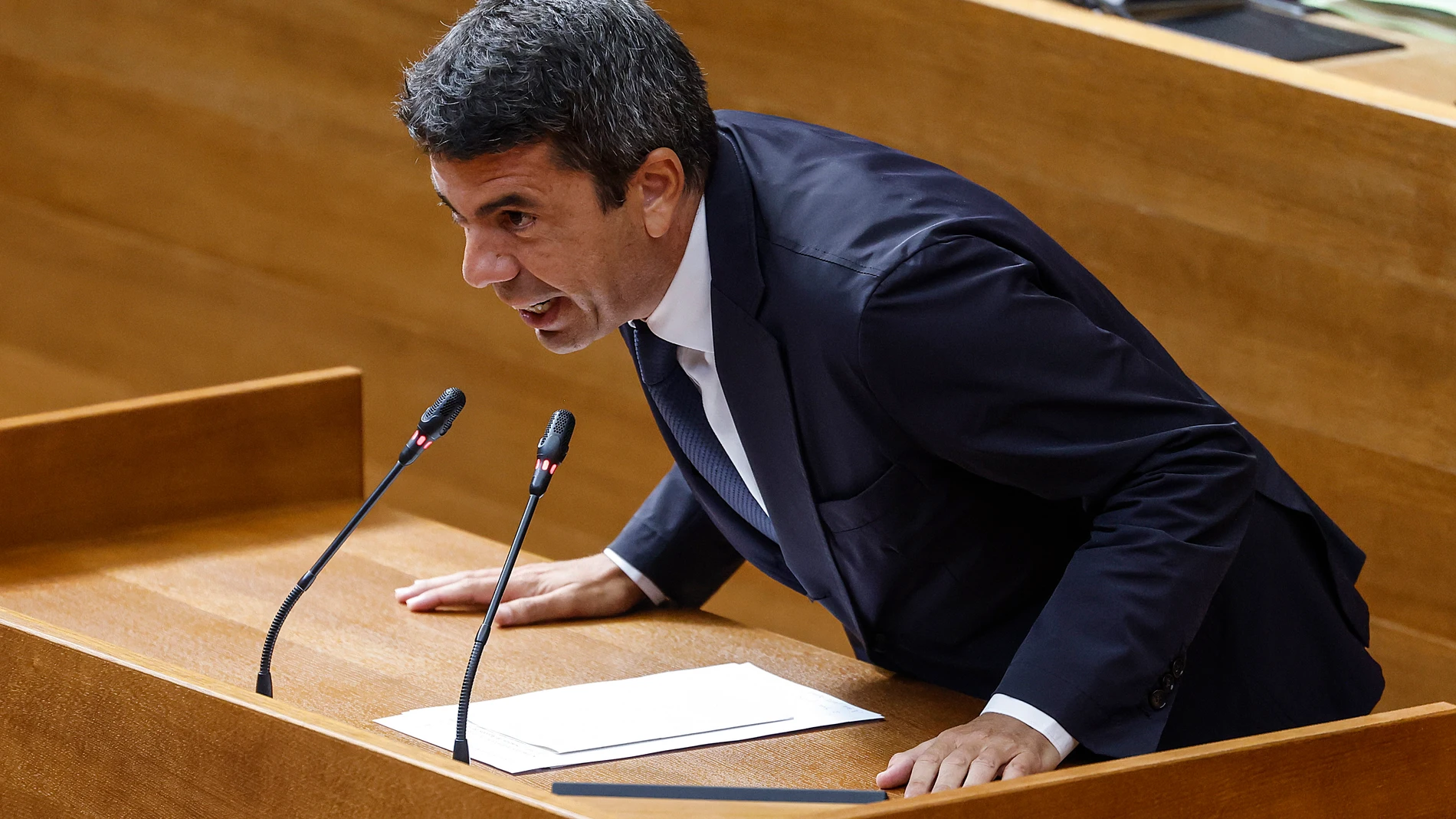El presidente de la Generalitat valenciana, Carlos Mazón, interviene durante una sesión de control en Les Corts Valencianes, a 3 de julio de 2025, en Valencia, Comunidad Valenciana (España). Esta última sesión de control, protagonizada por Mazón, se centra en la gestión de la dana que causó graves inundaciones y numerosas víctimas, con la oposición exigiendo explicaciones y dimisiones. Además, se convalidarán decretos para la reconstrucción de centros educativos, la regulación de locales de j...