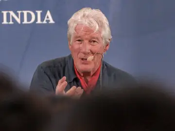 Richard Gere respalda decisión del dalái y envía mensaje a China: el mundo está observando DHARAMSHALA (INDIA), 03/07/2025.- Un día después de que el dalái lama desafiara a Pekín con su plan de reencarnación, el actor estadounidense Richard Gere, principal rostro del apoyo internacional a la causa tibetana, habló este jueves en la ciudad india de Dharamshala para respaldar la decisión y enviar un claro mensaje a China: el mundo está observando. EFE/ Lucía Goñi