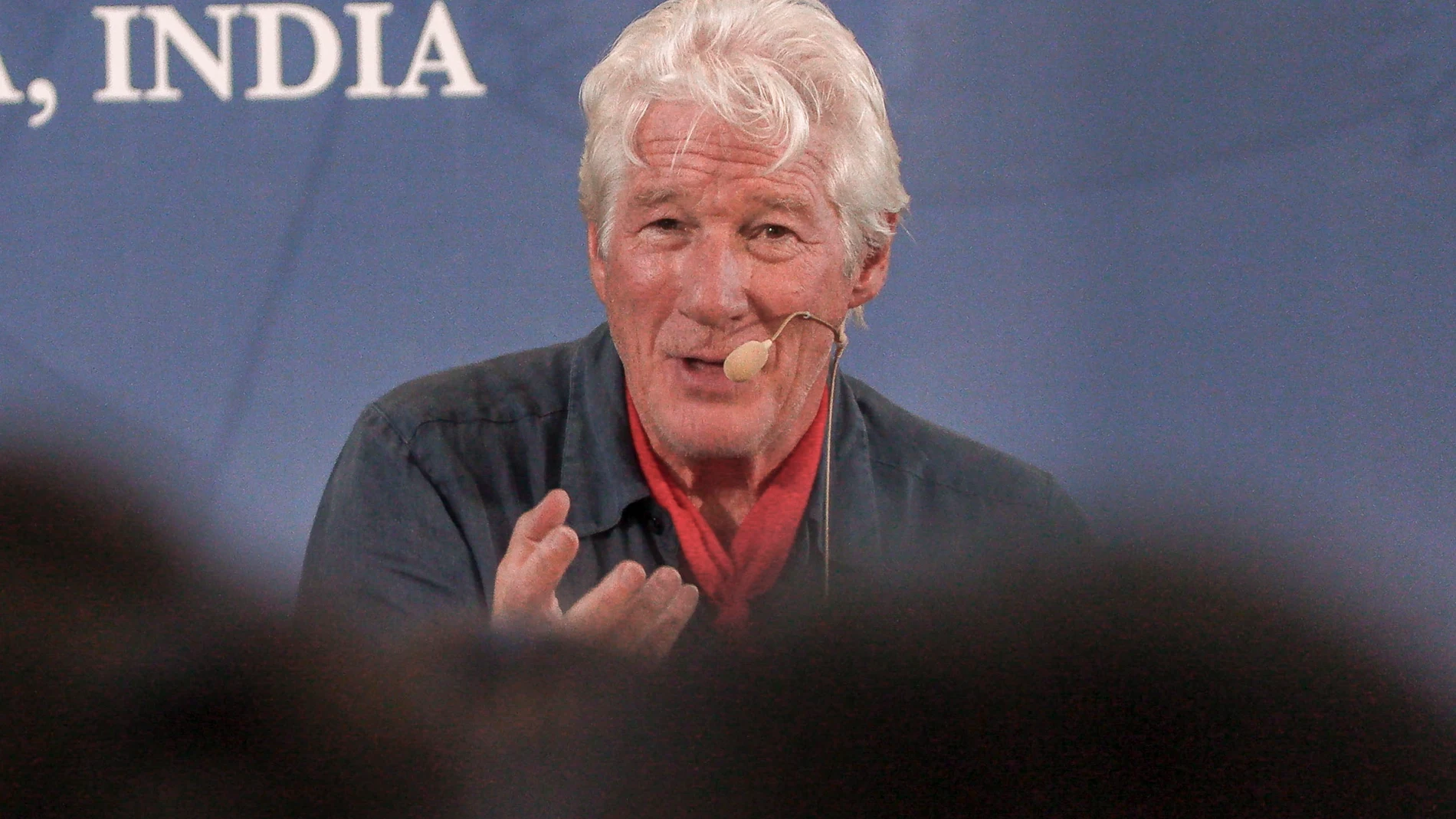 DHARAMSHALA (INDIA), 03/07/2025.- Un día después de que el dalái lama desafiara a Pekín con su plan de reencarnación, el actor estadounidense Richard Gere, principal rostro del apoyo internacional a la causa tibetana, habló este jueves en la ciudad india de Dharamshala para respaldar la decisión y enviar un claro mensaje a China: el mundo está observando. EFE/ Lucía Goñi