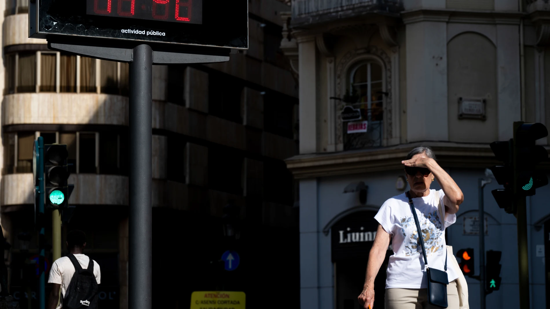 CASTELLÓN DE LA PLANA, 03/07/2025.- Una mujer pasa frente a un termómetro que marca 41º, este jueves en Castellón de la Plana. Un hombre de 52 años con patologías previas y una mujer de 53, que estaba practicado una actividad de ocio al aire libre, han fallecido por golpes de calor en las provincias de Castellón y Alicante, respectivamente, según ha informado la Consellería de Sanidad. EFE/ Andreu Esteban