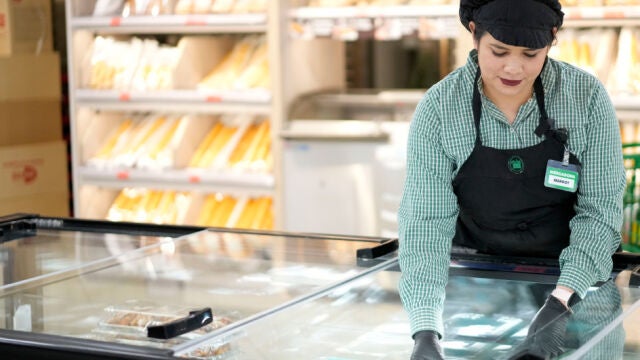 Trabajadora en un supermercado Mercadona
