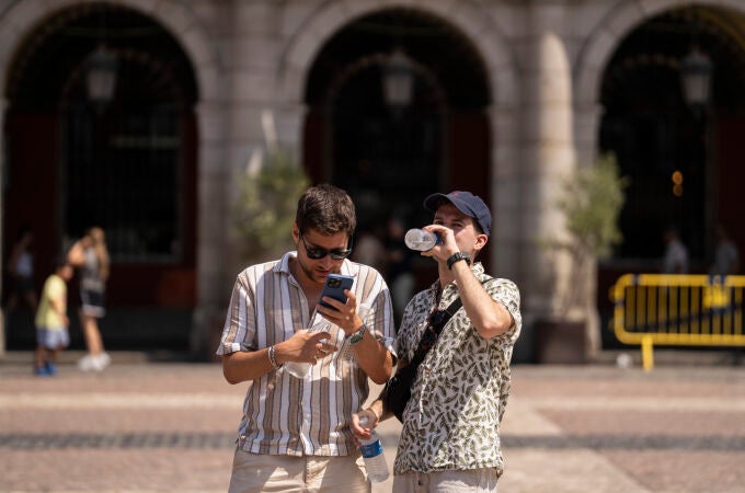 Turistas en el centro de Madrid un día de calor. David Jar