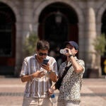 Turistas en el centro de Madrid un día de calor. David Jar