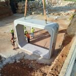 Generalitat instala los marcos del nuevo puente en Siete Aguas tras demoler la antigua estructura afectada por la dana