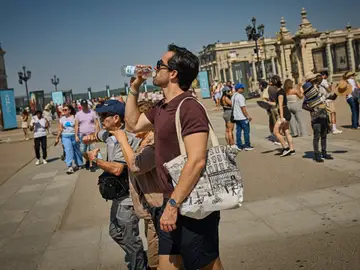 Turistas en plena ola de calor en la ciudad de Madrid Turistas en plena ola de calor en la ciudad de Madrid