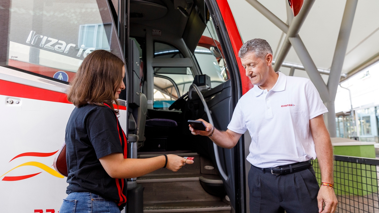 Desde el 1 de septiembre los viajes en autobús serán gratuitos en Castilla y León. Así es como tienes que solicitar la tarjeta Buscyl