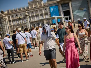 Turistas en plena ola de calor en Madrid Turistas en plena ola de calor en Madrid