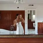 Influencer con cuello y escote bonito.