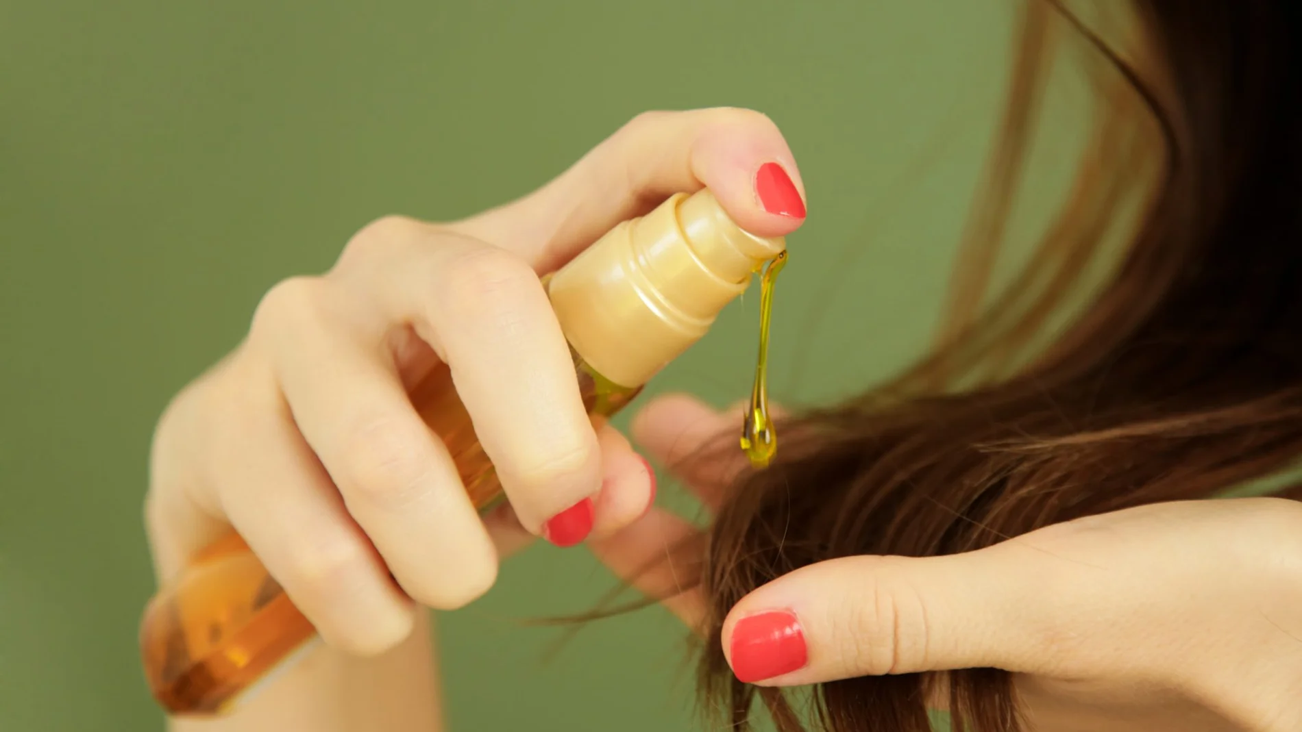 Por qué hay que colocar un chorro de vinagre en el acondicionador de cabello: ¿qué significa?