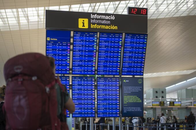 Un panel de idas y llegadas en el Aeropuerto de Barcelona