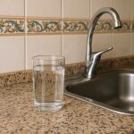 Si te vas de vacaciones debes dejar un vaso de agua junto al fregadero de tu casa: este es el motivo