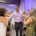El presidente del Gobierno, Pedro Sánchez, con secretarias y portavoces de Igualdad