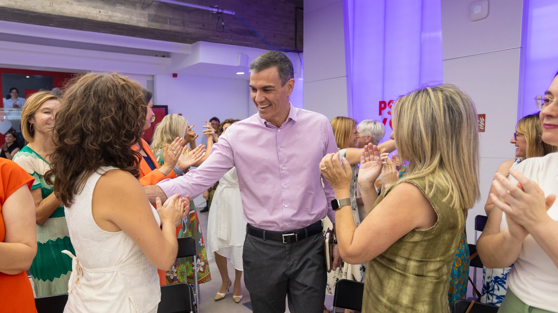 El presidente del Gobierno, Pedro Sánchez, con secretarias y portavoces de Igualdad