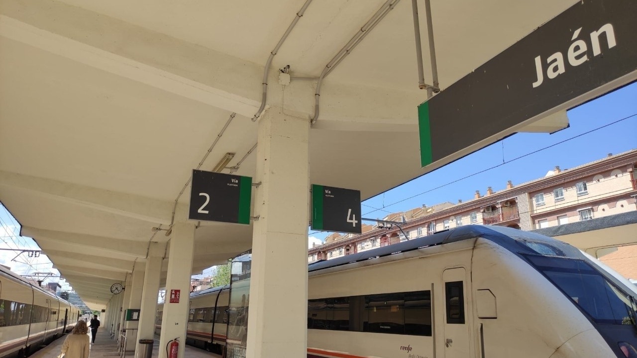Colapso en la estación de tren de Jaén por una incidencia en la catenaria