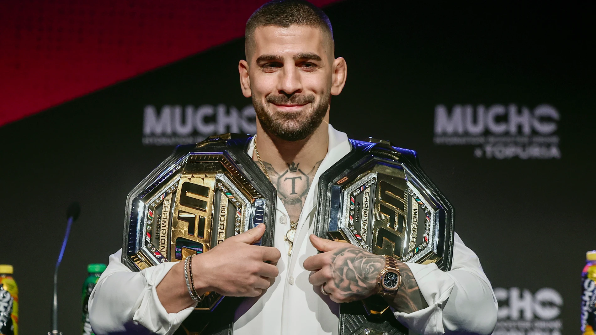 MADRID, 04/07/2025.-El campeón del mundo del peso ligero de artes marciales mixtas, el español Ilia Topuria, comparece este viernes en una rueda de prensa, en Madrid, tras ganar el título el pasado domingo en Las Vegas (Estados Unidos).-EFE/ Sergio Pérez
