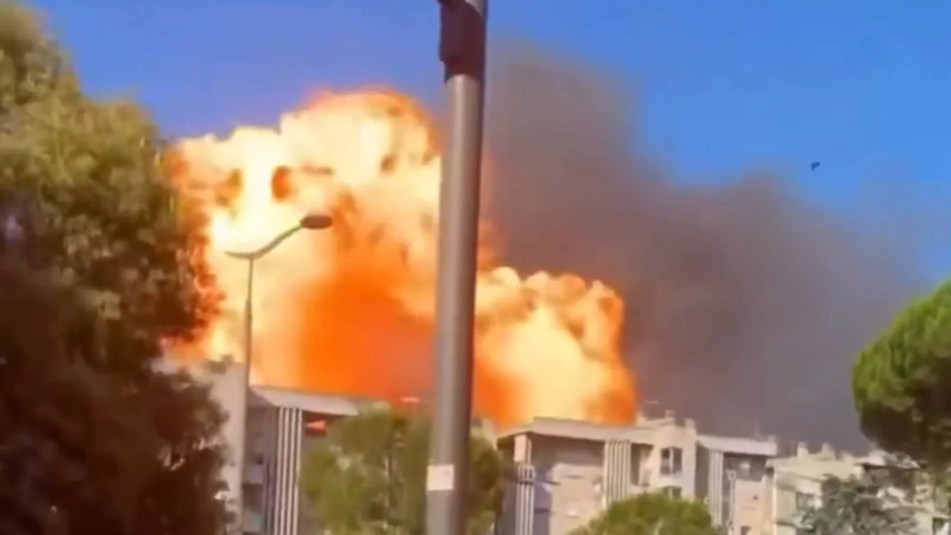 Momento de la explosión de una gasolinera en Roma