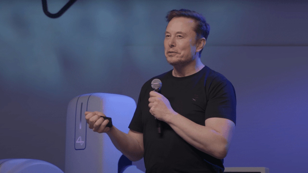 Elon Musk irrumpe en la mayor manifestación ultraderechista de Londres con esta radical petición a los británicos