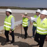 El alcalde Jesús Julio Carnero visita las obras del vertedero de Valladolid 