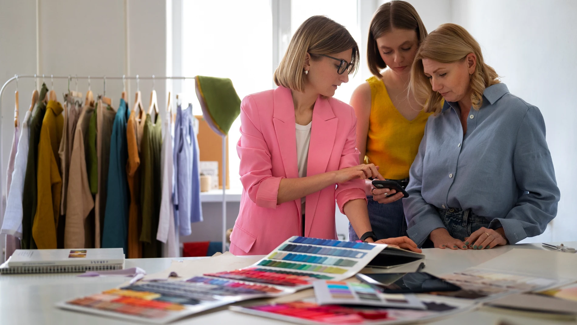 Mujeres eligiendo los colores que más las favorecen usando técnicas de colorimetría