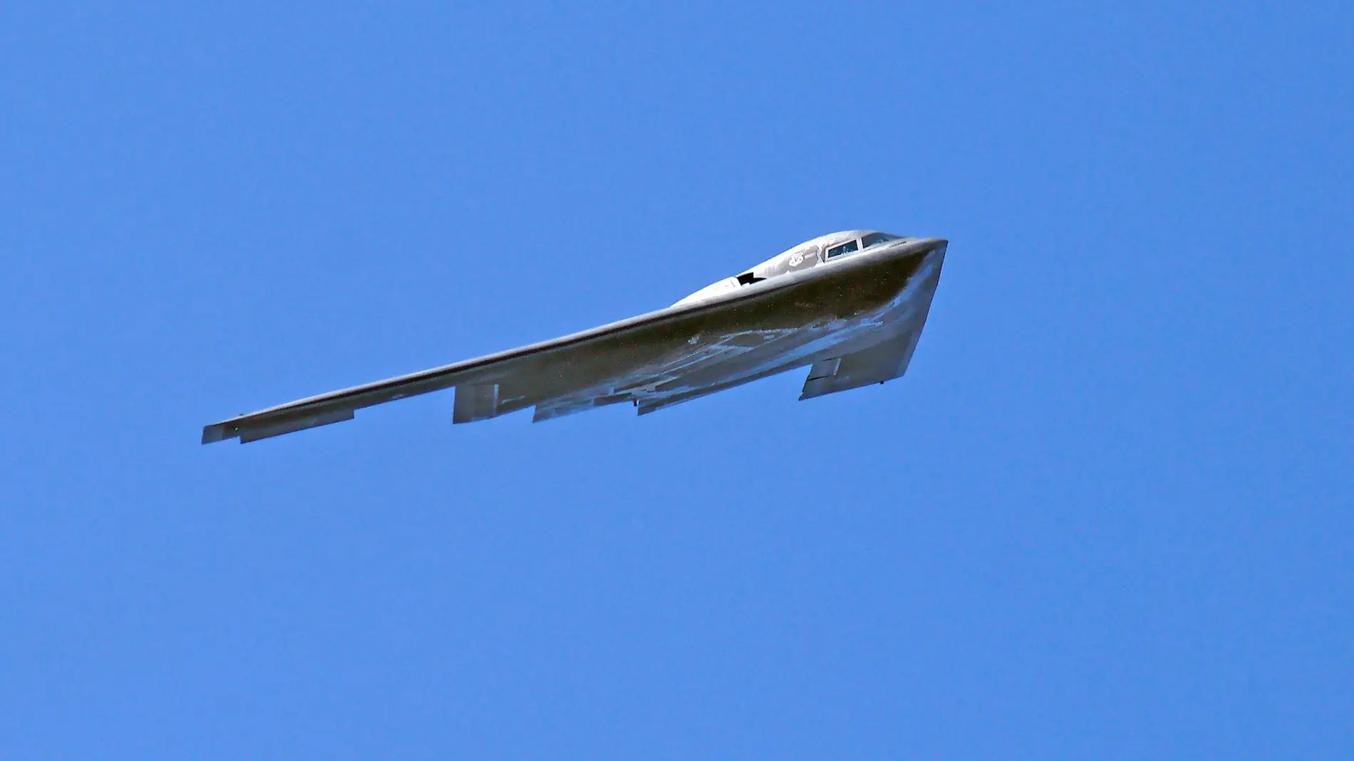 Un bombardero B-2 sobrevolando los cielos