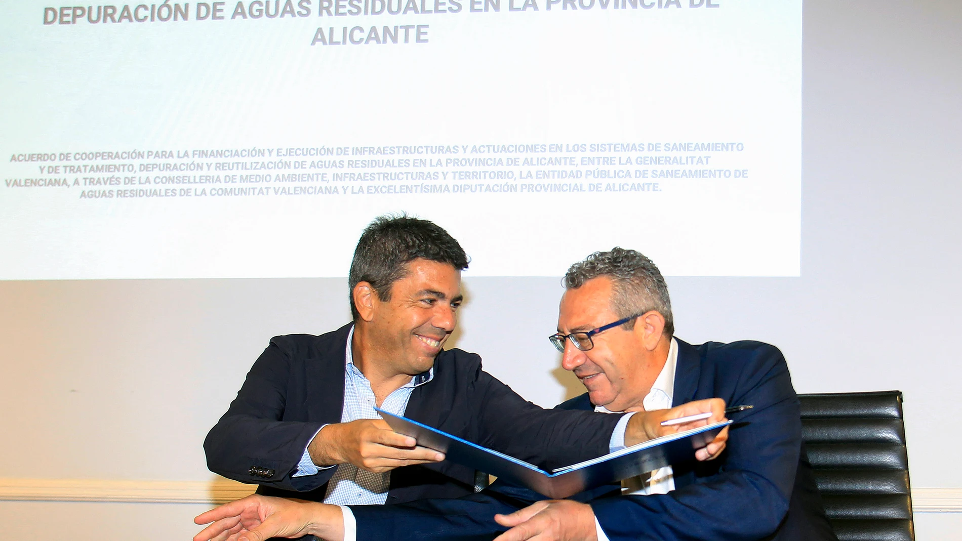 GRAFCVA8477. ALICANTE, 04/07/2025.- El presidente de la Generalitat Valenciana, Carlos Mazón, y el presidente de la Diputación Provincial de Alicante, Toni Pérez, durante la firma del acuerdo de cooperación para la financiación y ejecución de infraestructuras y actuaciones en los sistemas de saneamiento y de tratamiento, depuración y reutilización de aguas residuales en la provincia de Alicante. EFE/Morell