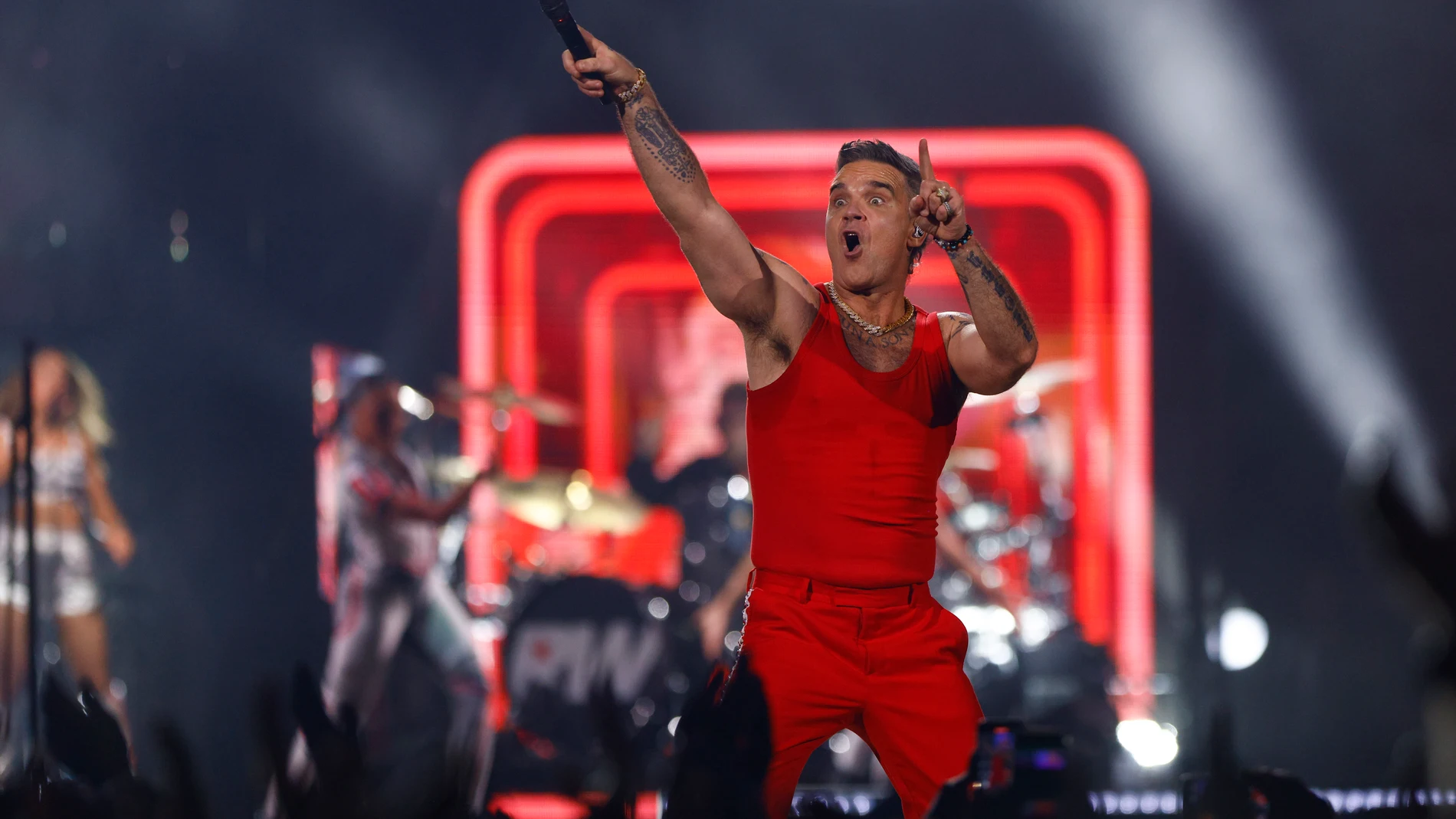 BARCELONA, 05/07/2025.- El músico y cantante británico Robbie Williams durante el concierto que ha ofrecido hoy sábado en el RCDE Stadium de Cornellá incluido en su gira 'Britpop'. EFE / Quique García. ***SOLO USO UN AÑO A PARTIR DE LA FECHA DEL CONCIERTO, SOLO USO EDITORIAL / SOLO USO DISPONIBLE PARA ILUSTRAR LA NOTICIA QUE ACOMPAÑA/ (CRÉDITO OBLIGATORIO).