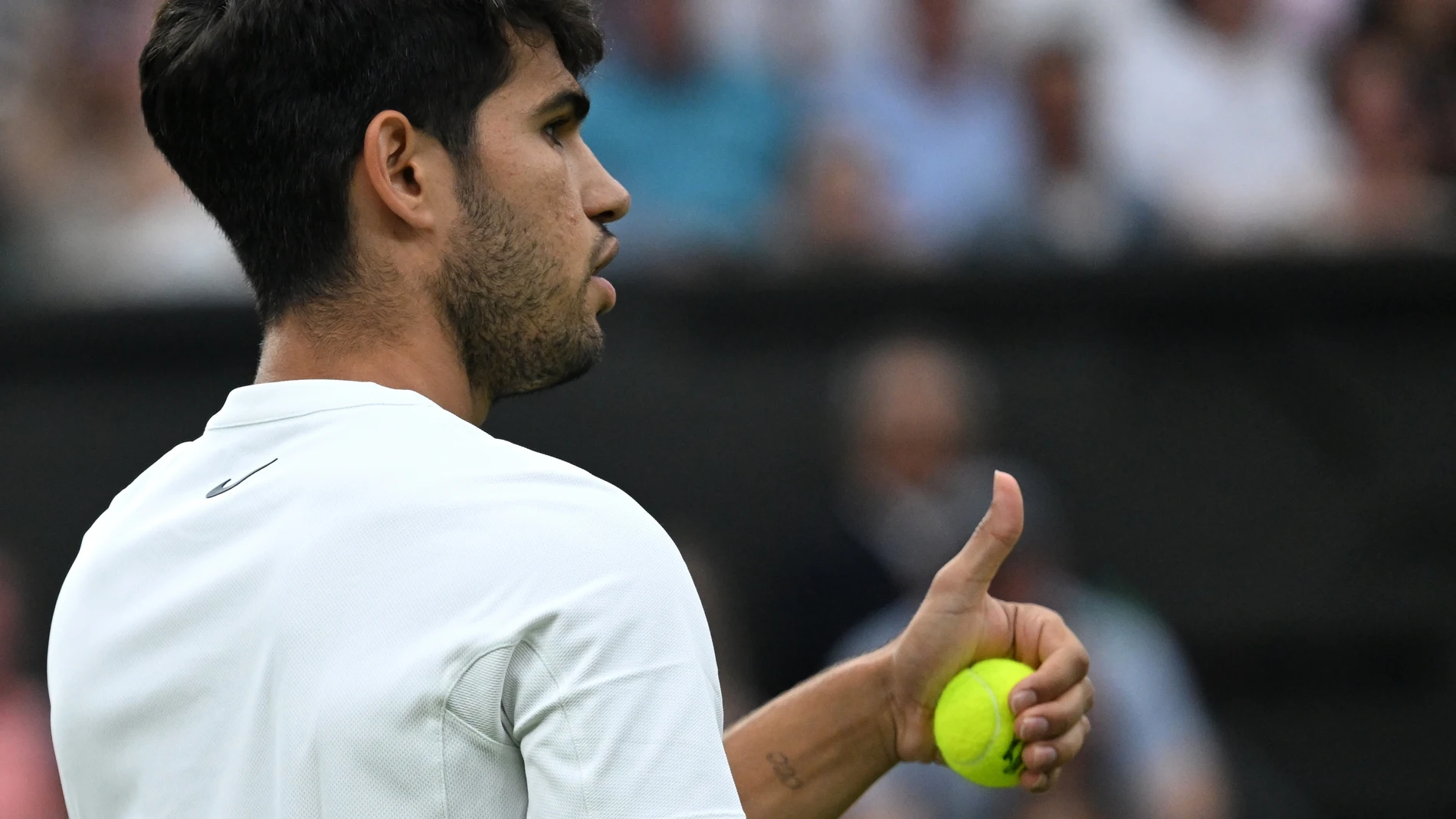Wimbledon (United Kingdom), 06/07/2025.- Carlos Alcaraz of Spain reacts during the Men's Round of 16 match against Andrey Rublev of Russia at the Wimbledon Championships, Wimbledon, Britain, 06 July 2025. (Tenis, Rusia, España, Reino Unido) EFE/EPA/DANIEL HAMBURY EDITORIAL USE ONLY