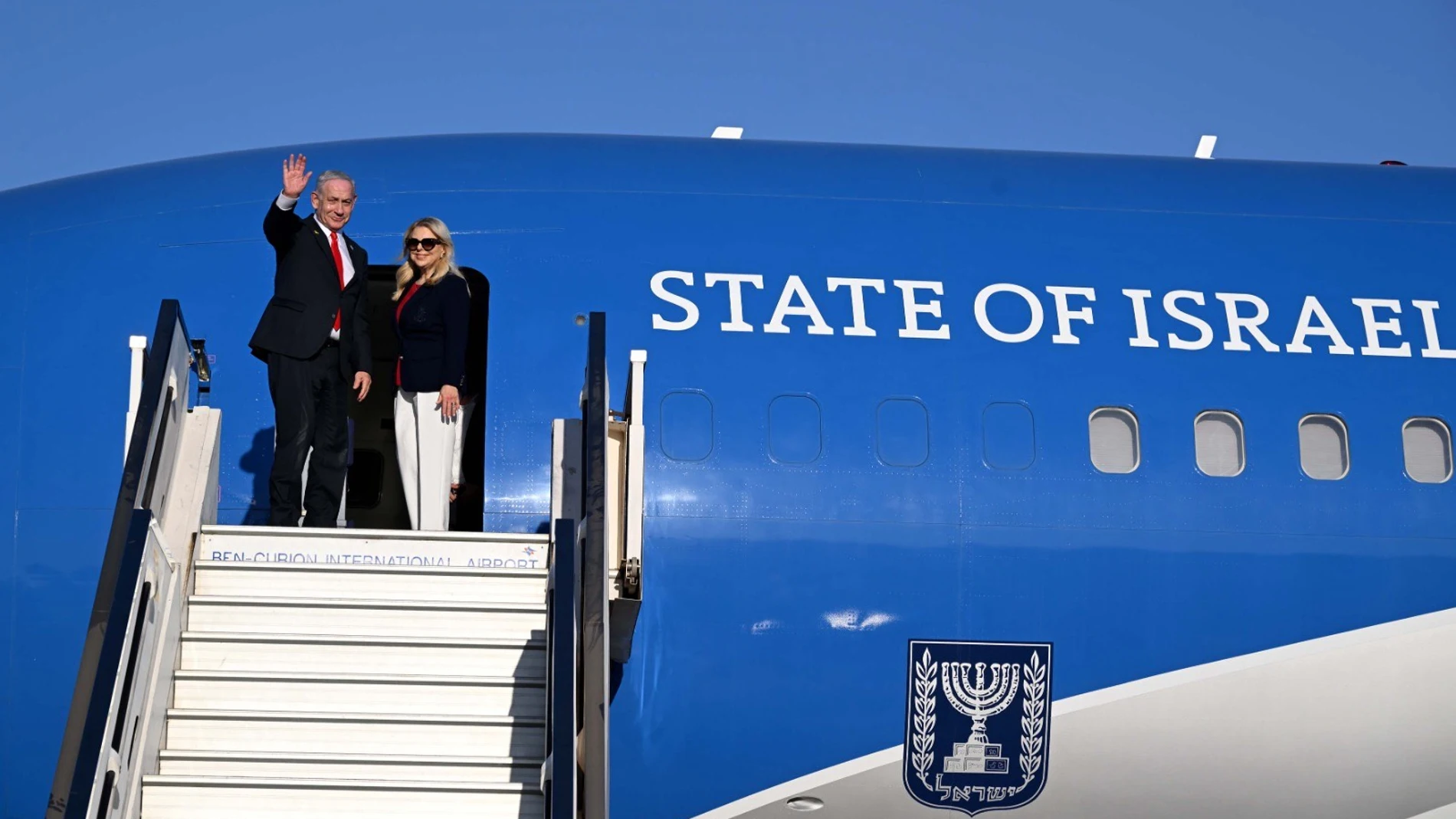 JERUSALÉN (ISRAEL), 06/07/2025.- El primer ministro de Israel, Benjamín Netanyahu, antes de abordar el avión hacia Washington este domingo. Netanyahu insistió este domingo en que su país mantiene el objetivo de eliminar las capacidades gubernamentales y militares de Hamás en Gaza, a pesar de las negociaciones de alto el fuego en curso, poco antes de partir hacia Estados Unidos. "Estamos decididos a garantizar que Gaza ya no represente una amenaza. Una amenaza para Israel. Esto significa que n...
