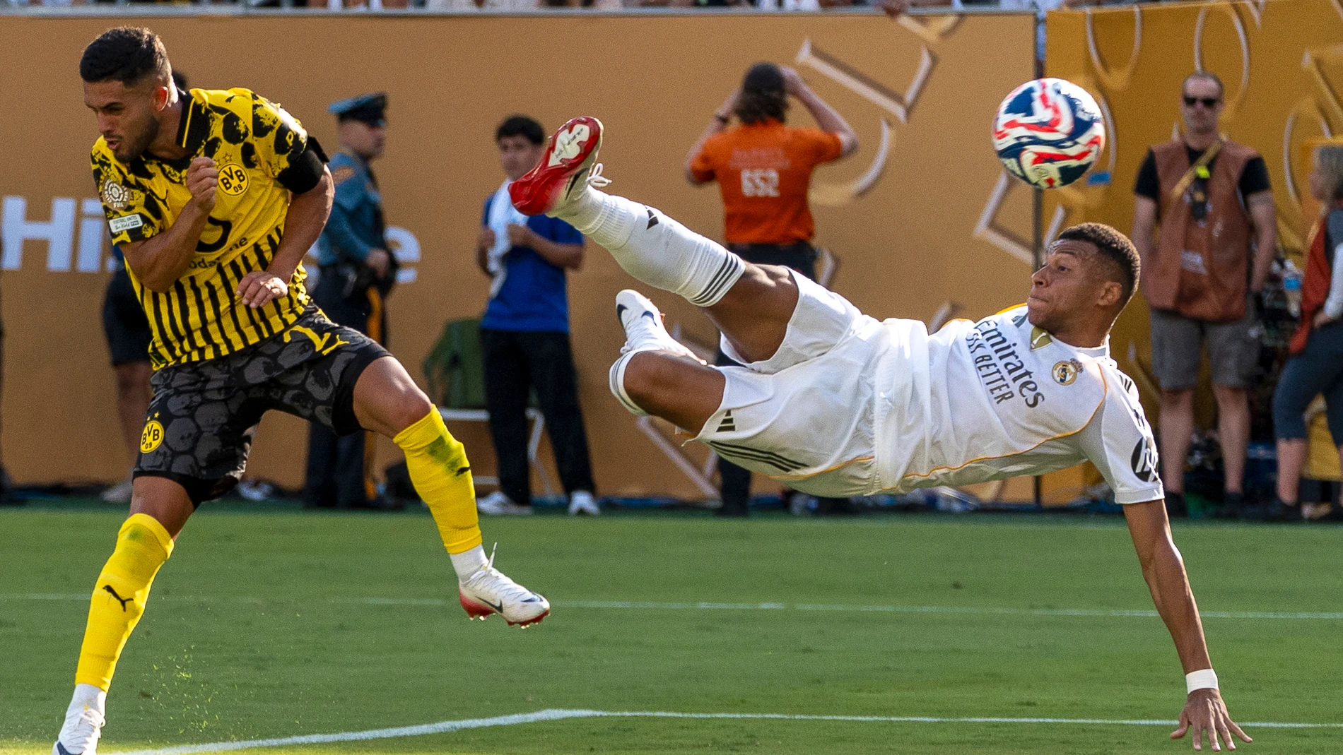 AME886. NUEVA JERSEY (ESTADOS UNIDOS), 05/07/2025.- Kylian Mbappé (d) del Real Madrid patea el balón este sábado, en un partido del Mundial de Clubes entre Real Madrid y Borussia Dortmund en el estadio MetLife de Nueva Jersey (EE.UU.). EFE/Ángel Colmenares