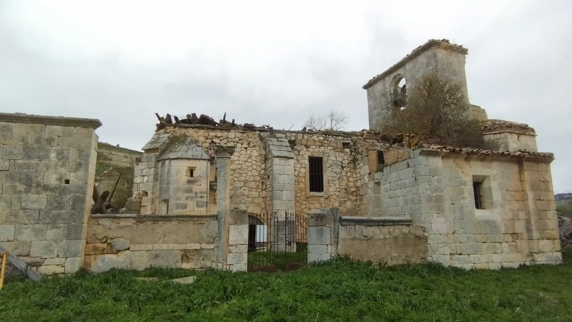 Aspecto de la iglesia de San Juan Evangelista de Villaval (Burgos)