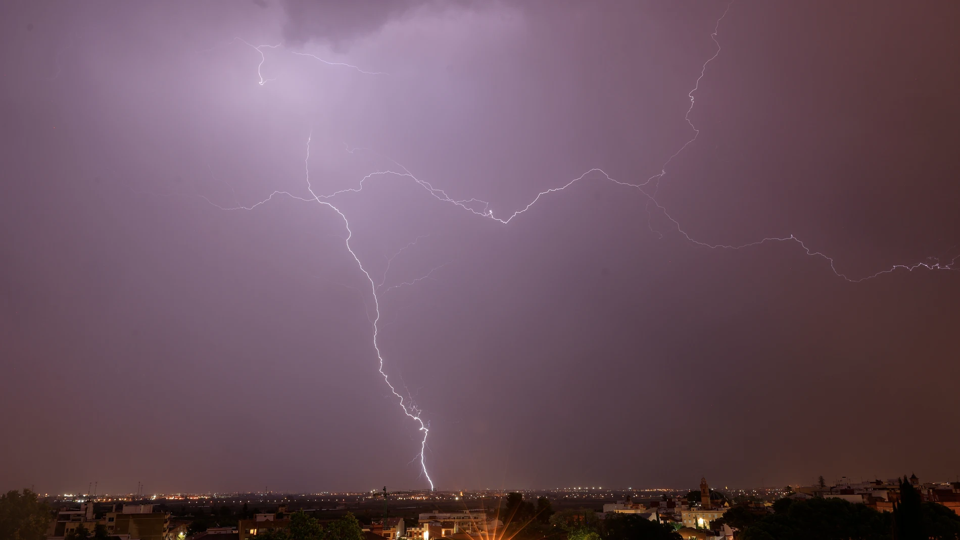 GODELLA (VALENCIA), 06/07/2025.- Imagen de los rayos que han iluminado el cielo de Valencia vistos desde la localidad valenciana de Godella durante la tormenta que ha recorrido hoy sábado la costa valenciana. EFE / Kai Forsterling.