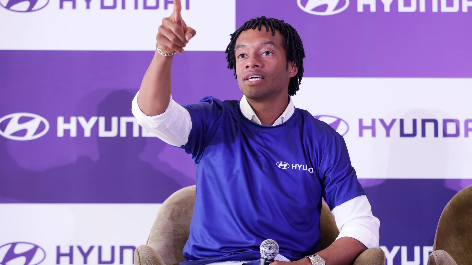 AME1386. BOGOTÁ (COLOMBIA), 07/07/2025.- El futbolista colombiano Juan Guillermo Cuadrado habla durante una rueda de prensa este lunes, en Bogotá (Colombia). Cuadrado afirmó que apunta a seguir su carrera en Europa, donde ha tenido acercamientos con clubes de España e Italia, y agregó que si bien siempre está abierta la puerta de volver a Colombia, aún no piensa hacerlo. EFE/ Carlos Ortega