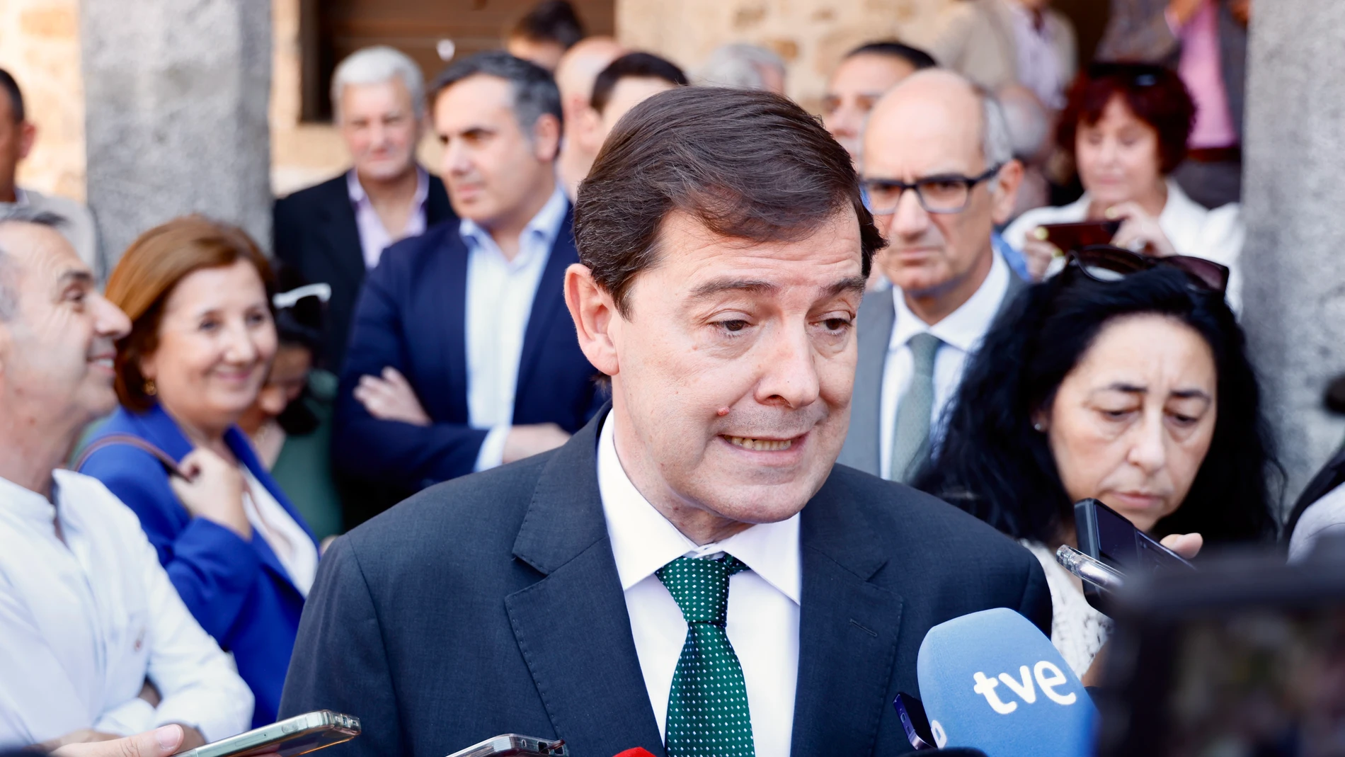 Mañueco atiende a la prensa antes de clausurar en La Alberca (Salamanca) el acto de Embutidos Fermín ‘20 años exportando a EEUU