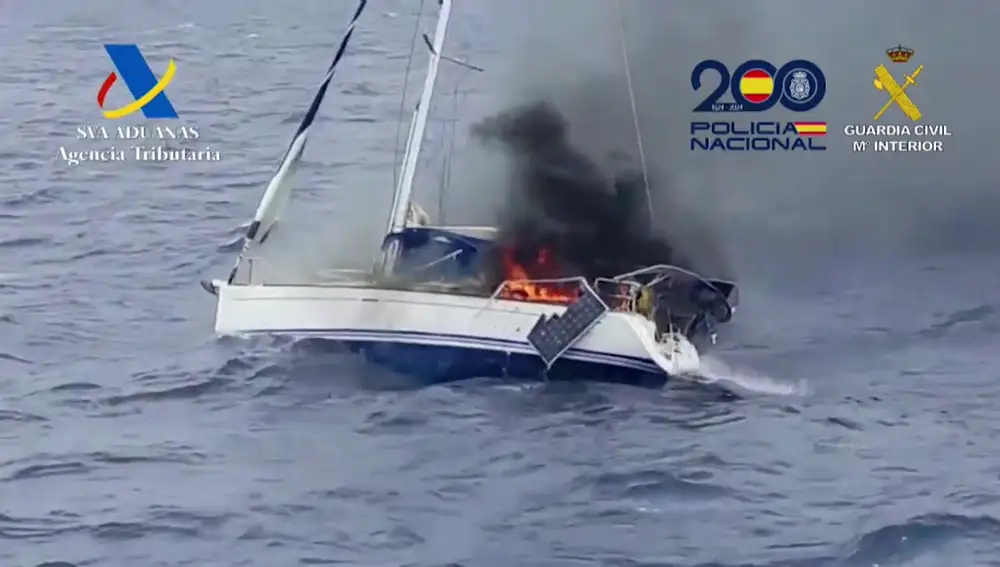 Los narcos queman un velero con cocaína en Tenerife al ser interceptados por Aduanas