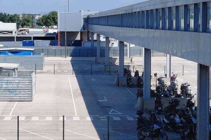 Pasarela entre la estación y la Terminal 2 del Aeropuerto de Barcelona