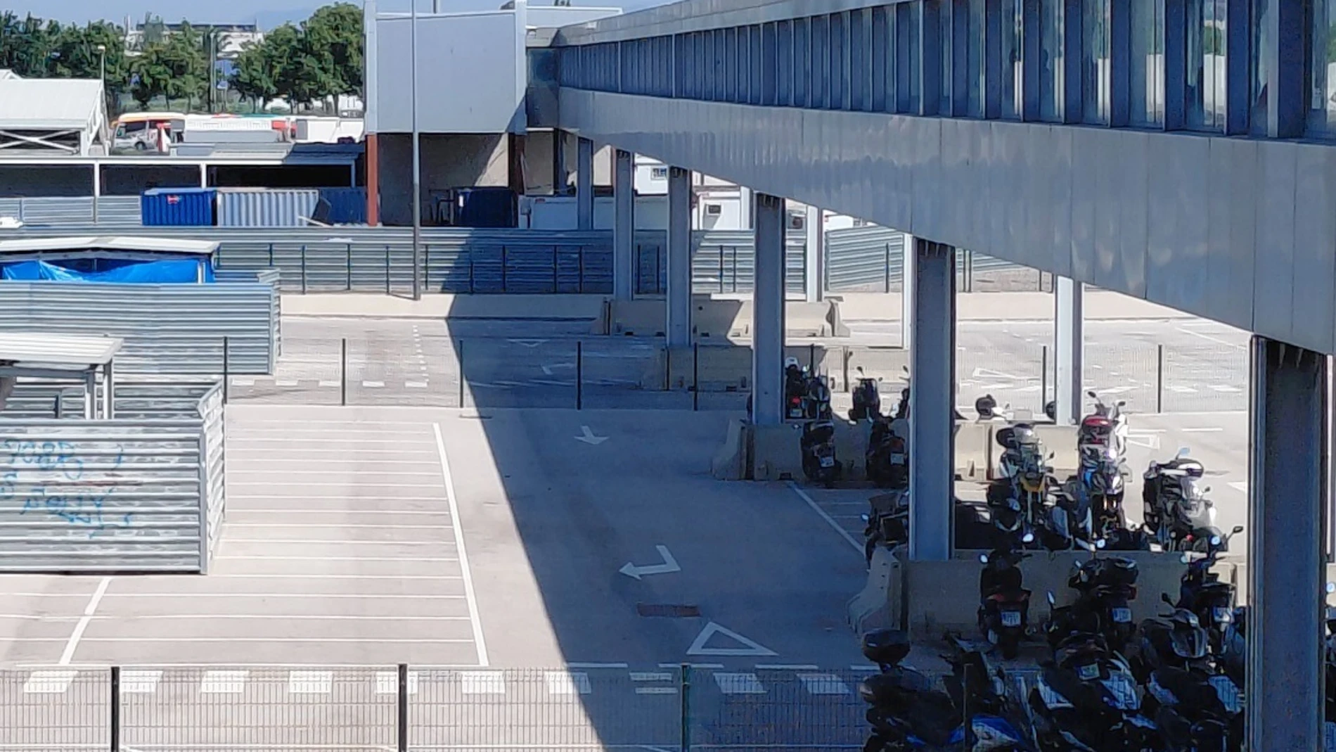 Pasarela entre la estación y la Terminal 2 del Aeropuerto de Barcelona REMITIDA / HANDOUT por RENFE Fotografía remitida a medios de comunicación exclusivamente para ilustrar la noticia a la que hace referencia la imagen, y citando la procedencia de la imagen en la firma 07/07/2025